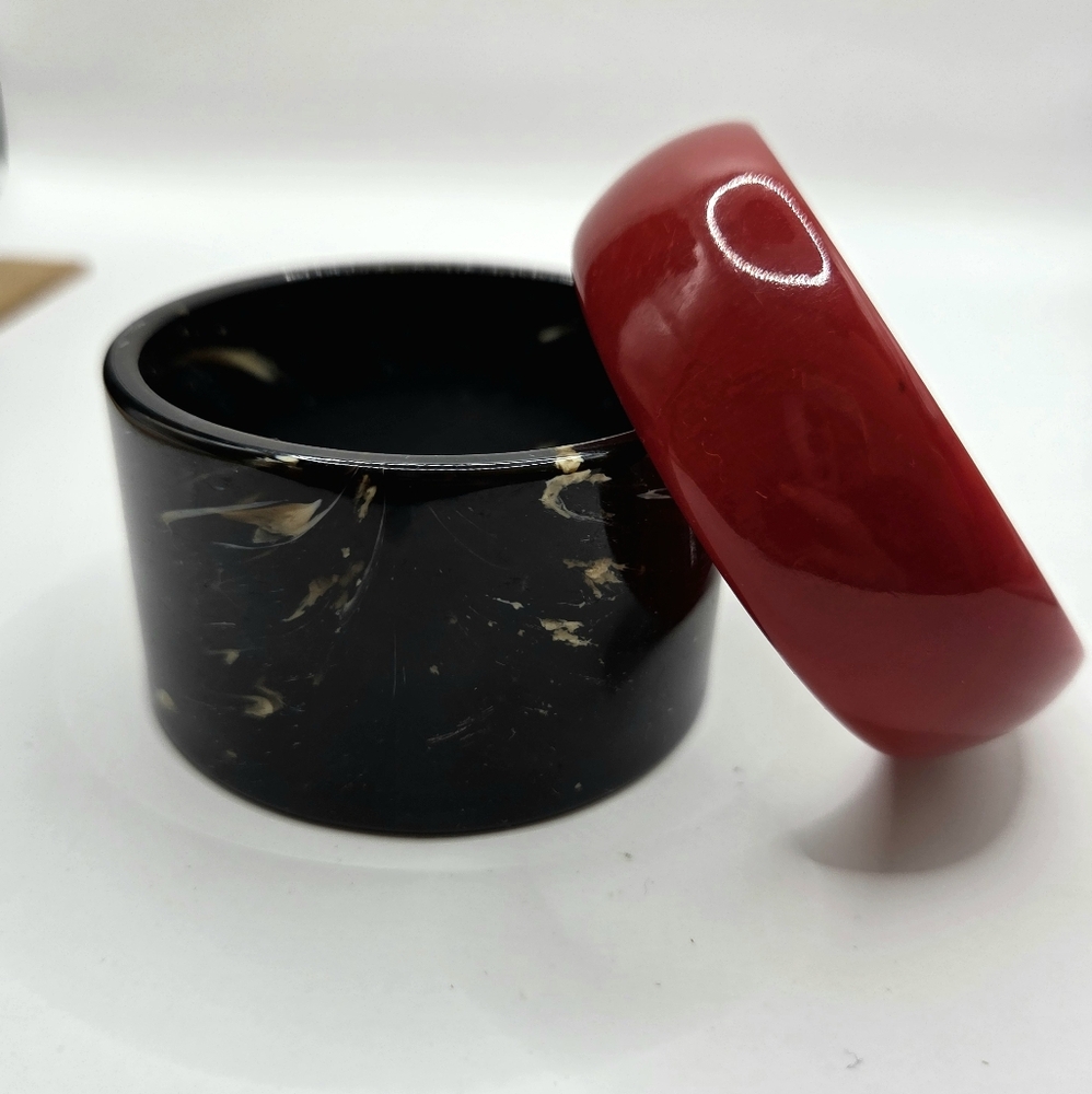Elegant Vintage Marbled Black and Cherry Red Lucite Bracelet Set